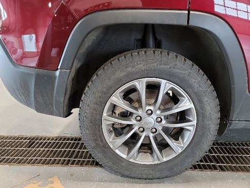 Used 2019 Jeep Cherokee Latitude Plus w/ Comfort/Convenience Group AWD/4WD image 10