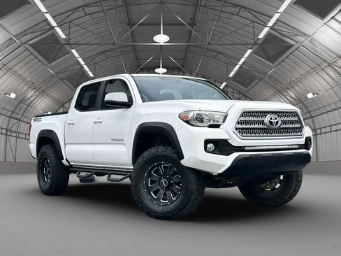 Used 2017 Toyota Tacoma TRD Off-Road RWD image 12