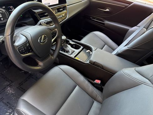Used 2024 Lexus ES 300h w/ Premium Package image 4