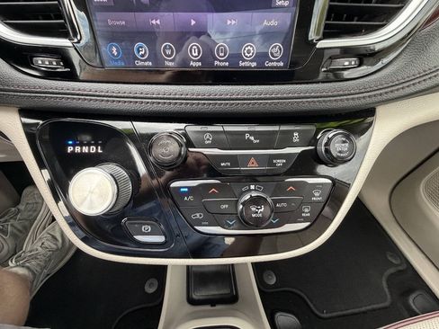 Used 2020 Chrysler Pacifica Limited FWD image 20