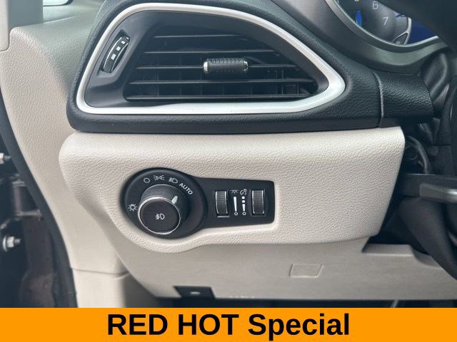 Used 2023 Chrysler Pacifica Touring-L FWD image 18