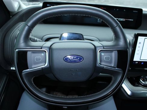 Used 2025 Ford Expedition Platinum w/ Driver's Package AWD/4WD image 46