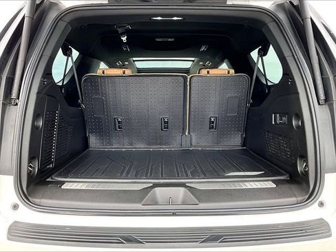 Used 2023 Chevrolet Suburban Premier w/ Advanced Technology Package AWD/4WD image 30