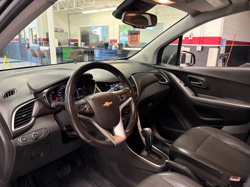 Used 2020 Chevrolet Trax LT w/ LT Convenience Package image 21