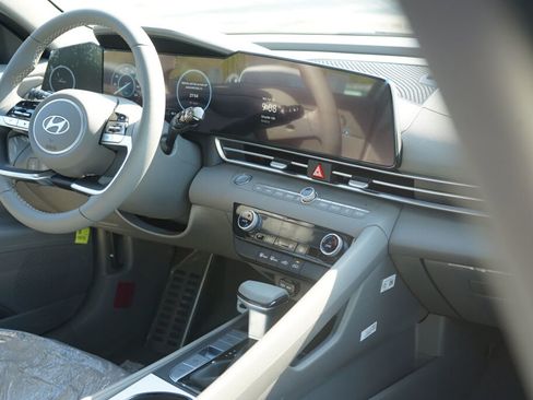 New 2025 Hyundai Elantra SEL image 14