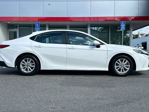 Used 2025 Toyota Camry SE FWD image 3
