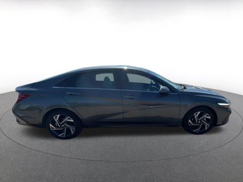 Used 2025 Hyundai Elantra Limited image 16