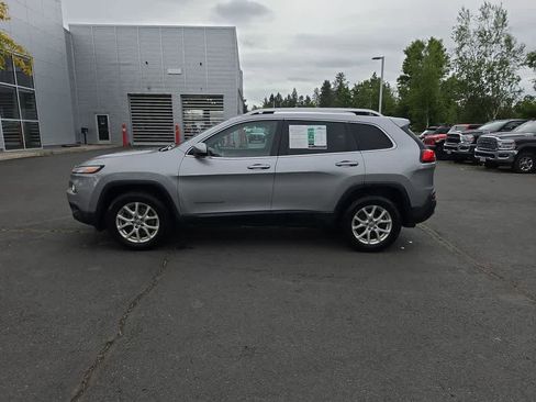 Used 2018 Jeep Cherokee Latitude AWD/4WD image 2