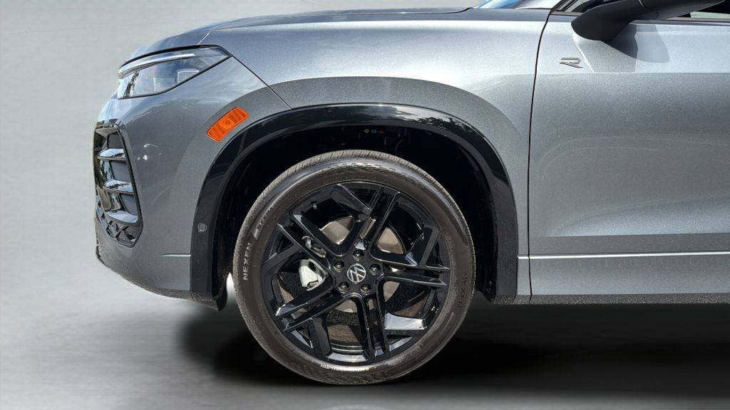 New 2026 Volkswagen Tiguan SE R-Line FWD image 38