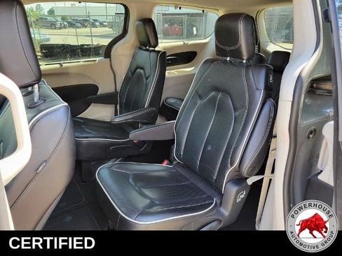 Used 2023 Chrysler Pacifica Limited FWD image 17