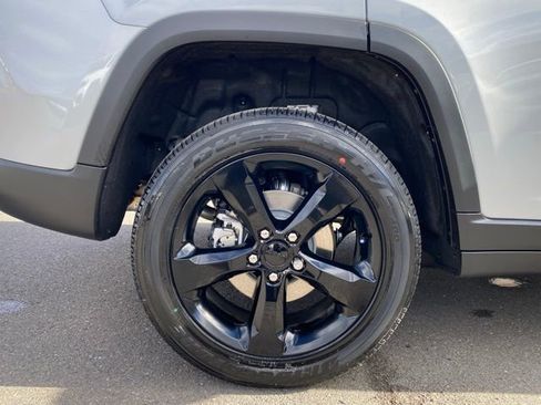 New 2025 Jeep Grand Cherokee Altitude image 18