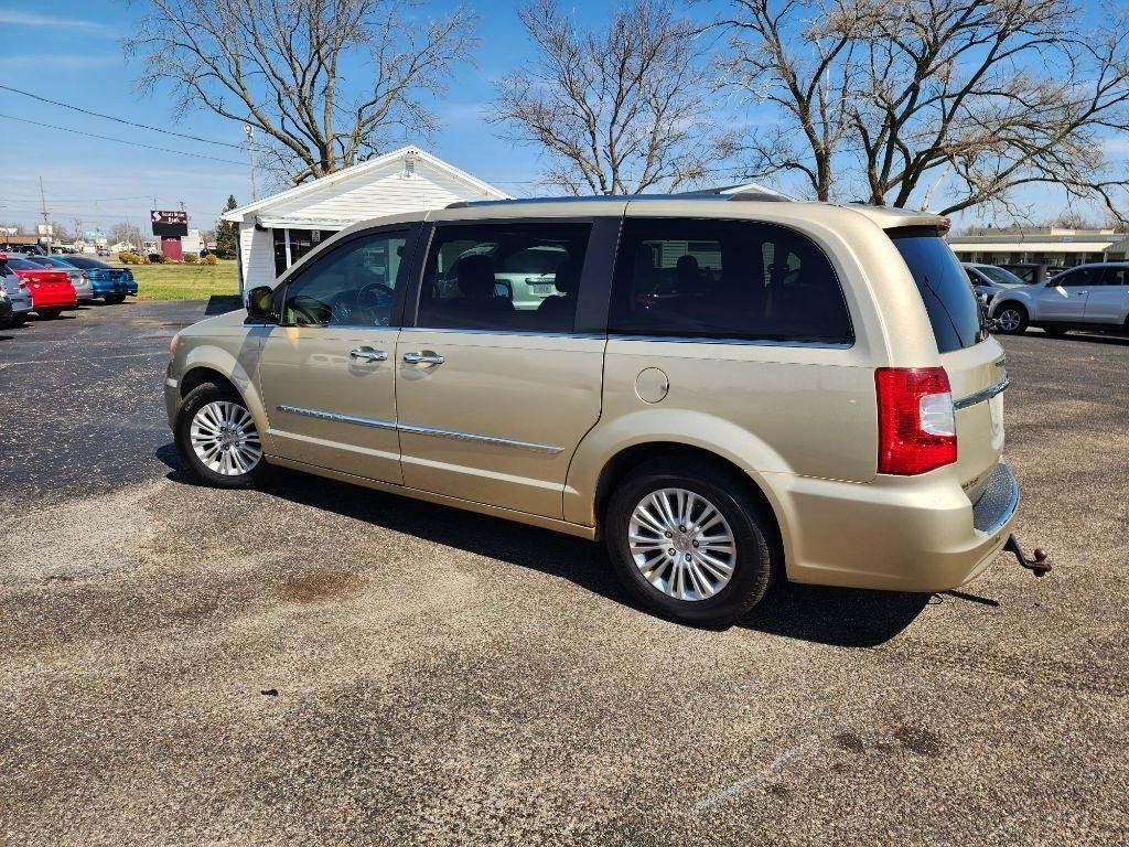 Used 2012 Chrysler Town & Country Limited w/ Luxury Group FWD image 8