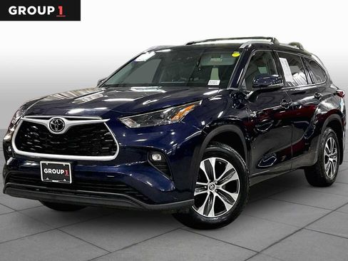 Used 2022 Toyota Highlander XLE AWD/4WD image 1