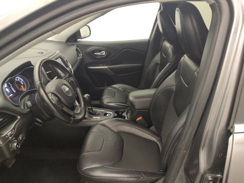 Used 2019 Jeep Cherokee Latitude Plus FWD image 17
