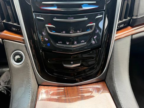 Used 2020 Cadillac Escalade ESV Luxury AWD/4WD image 19