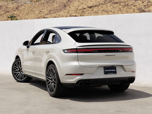Certified 2025 Porsche Cayenne S AWD/4WD image 3
