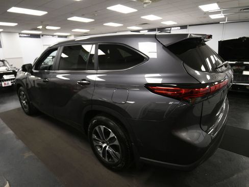Used 2023 Toyota Highlander XLE AWD/4WD image 13