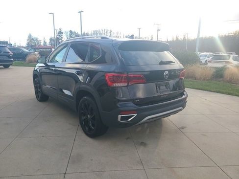 Used 2024 Volkswagen Taos SE w/ Panoramic Sunroof Package image 5