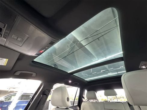 Used 2024 Volkswagen Tiguan SE R-Line image 17