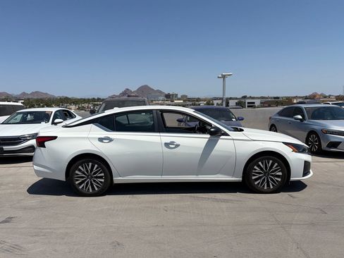 Used 2025 Nissan Altima 2.5 SV FWD image 3