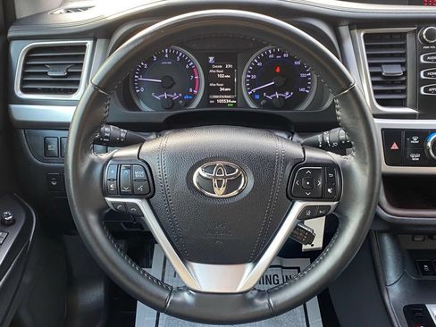 Used 2019 Toyota Highlander LE AWD/4WD image 20