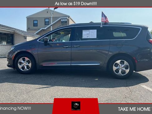 Used 2019 Chrysler Pacifica Touring-L FWD image 2