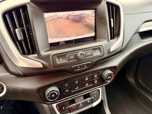 Used 2022 GMC Terrain SLE image 14