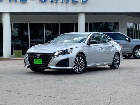 Used 2024 Nissan Altima 2.5 SV FWD image 1