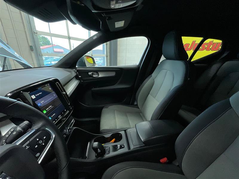 Used 2023 Volvo XC40 B5 Core AWD/4WD image 12