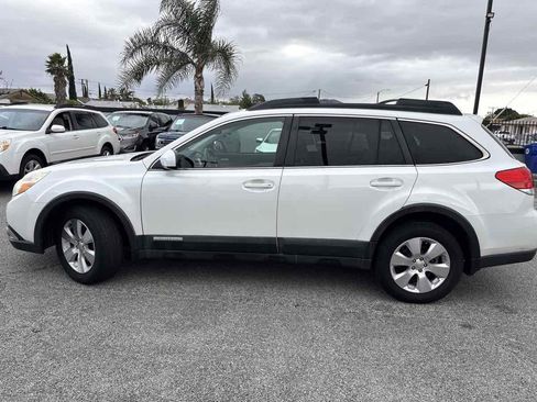 Used 2011 Subaru Outback 3.6R Limited image 2