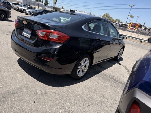 Used 2019 Chevrolet Cruze LT FWD image 2