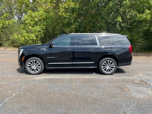 Used 2025 GMC Yukon XL Denali AWD/4WD image 2
