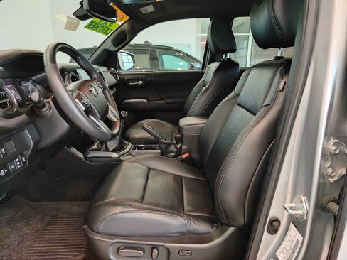 Used 2022 Toyota Tacoma TRD Off-Road w/ TRD Premium Off Road Package AWD/4WD image 10
