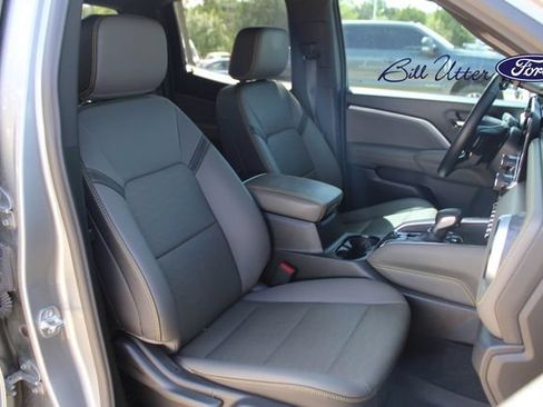 Used 2025 Chevrolet Colorado ZR2 w/ Technology Package AWD/4WD image 17