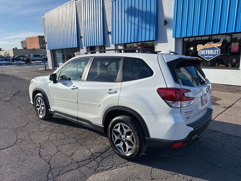 Used 2022 Subaru Forester Premium image 12