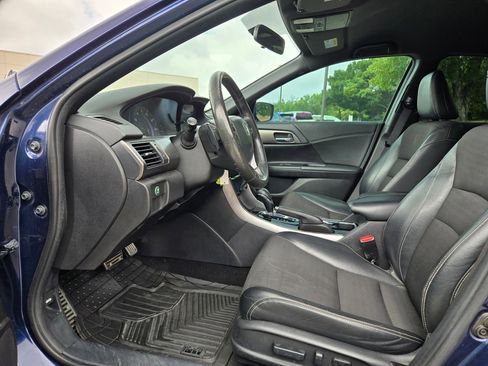 Used 2017 Honda Accord Sport image 6