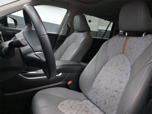 Used 2023 Toyota Highlander Bronze Edition image 9