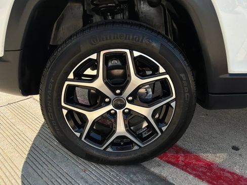 Used 2025 Jeep Compass Limited AWD/4WD image 9