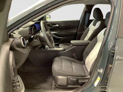 Used 2025 Chevrolet Trax LS w/ LS Convenience Package FWD image 9