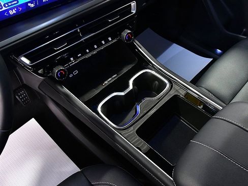 Used 2025 Chevrolet Traverse LT image 21