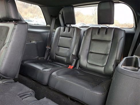 Used 2018 Ford Explorer XLT w/ Equipment Group 202A image 11