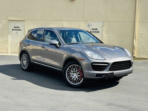 Used 2011 Porsche Cayenne Turbo image 2