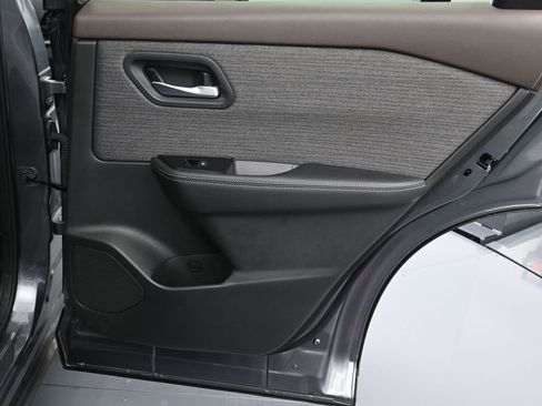 Used 2023 Nissan Rogue SV image 32