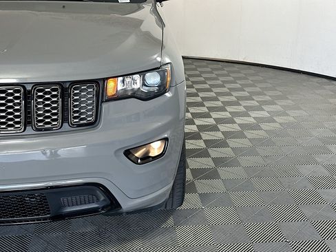 Used 2020 Jeep Grand Cherokee Altitude RWD image 9