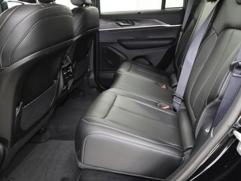 Used 2025 Jeep Grand Cherokee Limited w/ Luxury Tech Group II image 9