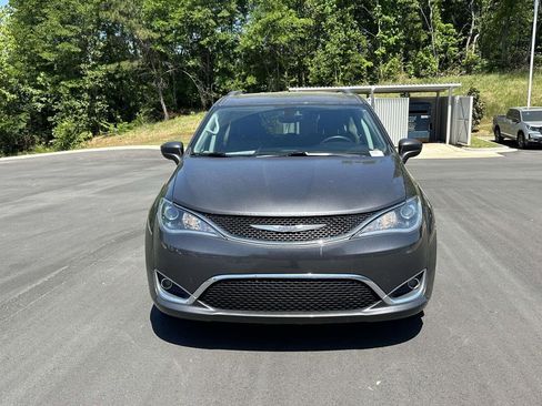 Used 2017 Chrysler Pacifica Touring-L image 2