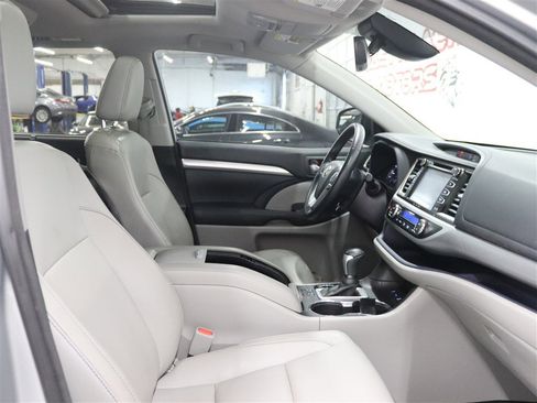 Used 2018 Toyota Highlander XLE AWD/4WD image 30