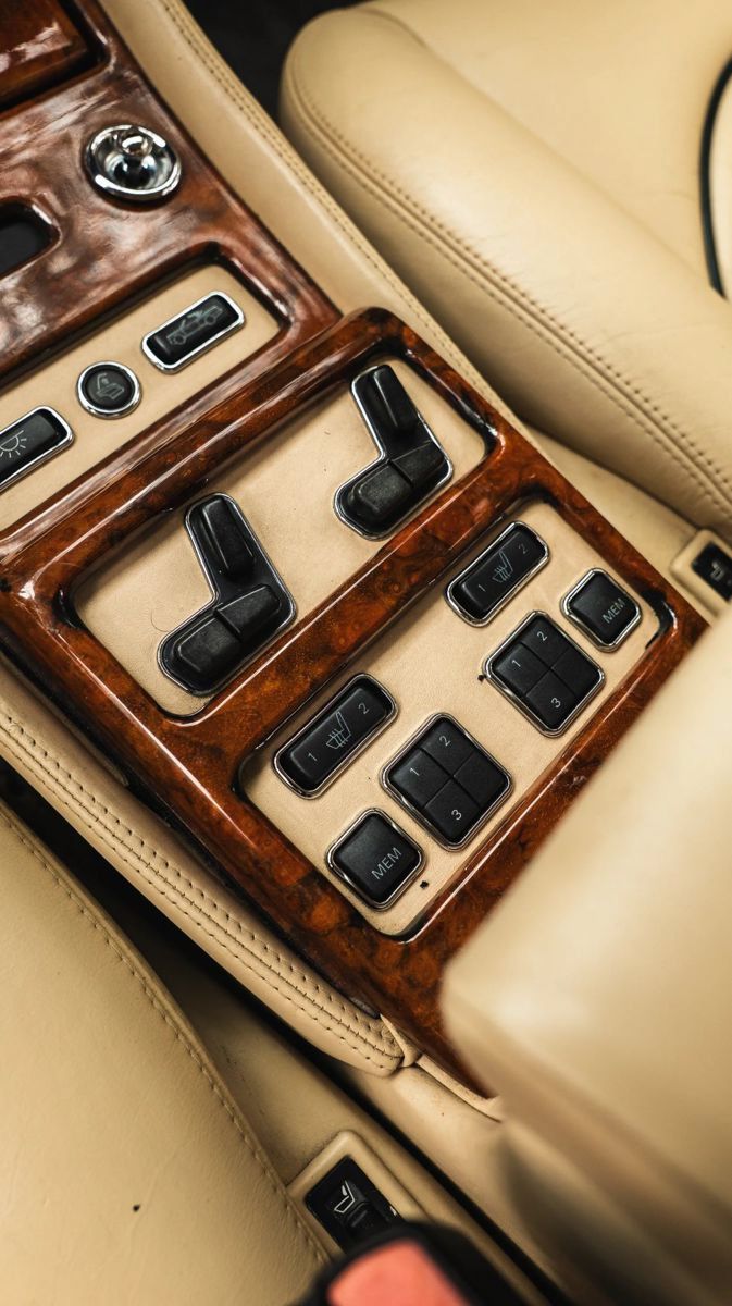 Used 2000 Rolls-Royce Corniche RWD image 27
