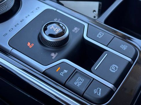 Certified 2022 Kia Sorento SX w/ Panoramic Sunroof Package image 29