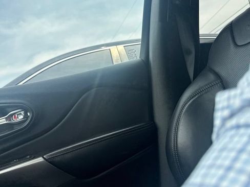 Used 2019 Jeep Cherokee Limited FWD image 3